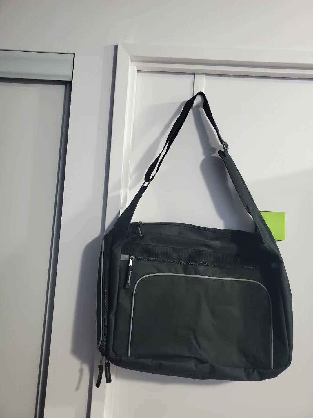 Black Messenger Bag 🥕[Thrifty Pick]