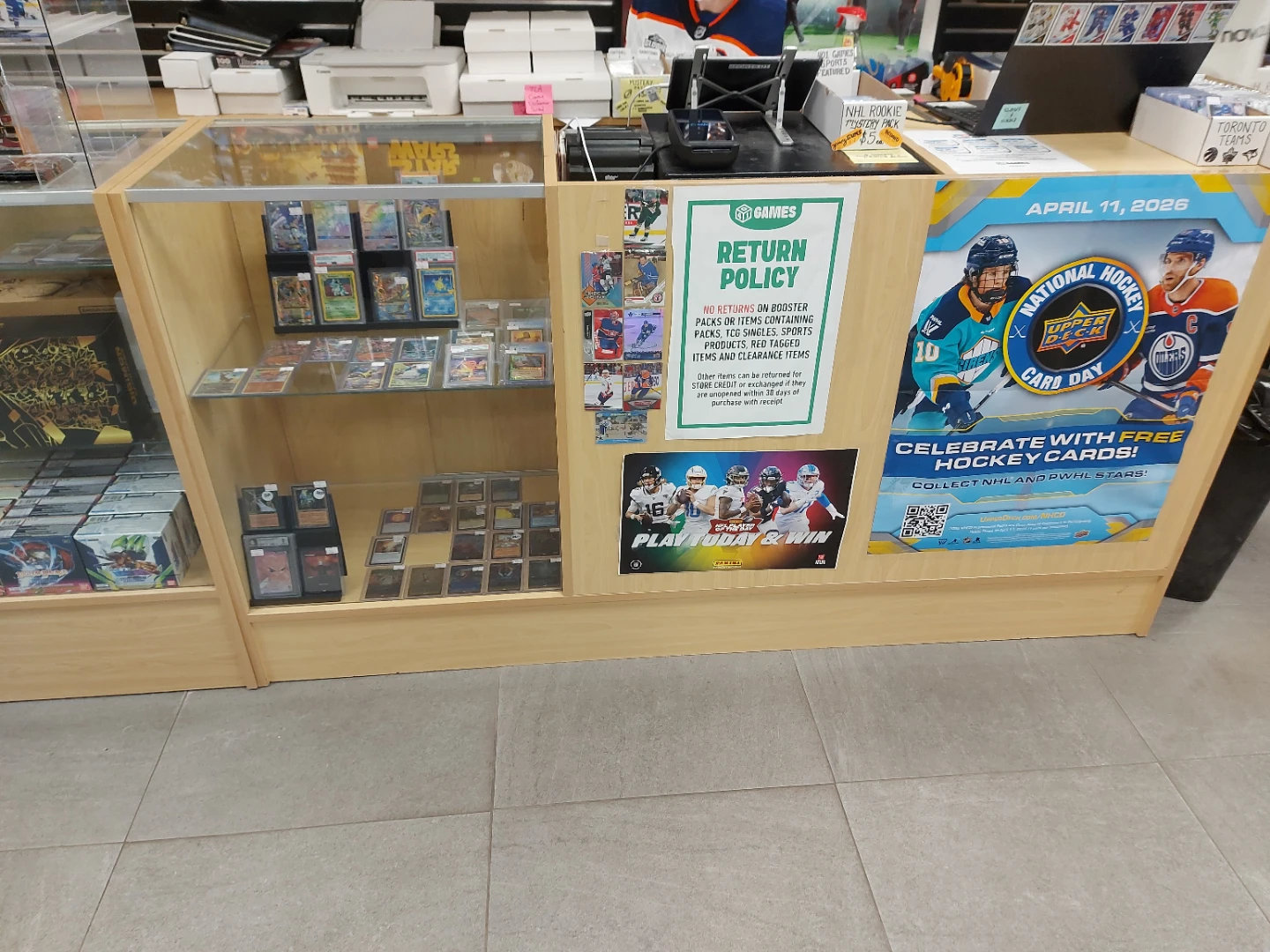🥕 FREE NEED GONE  - Retail Display Counter with Glass Shelves - photo 4