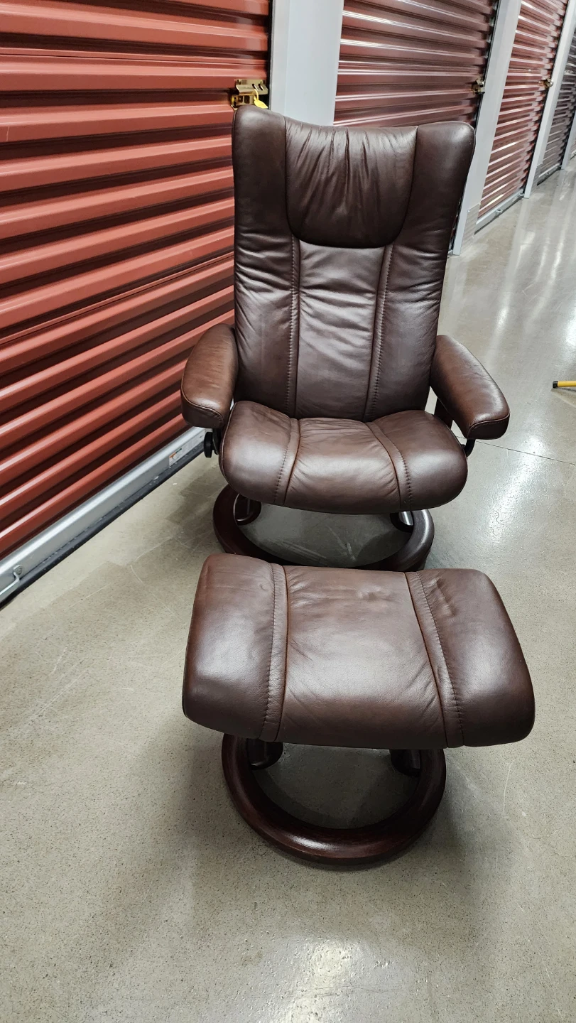Brown Leather Stressless Recliner Chair with Ottoman