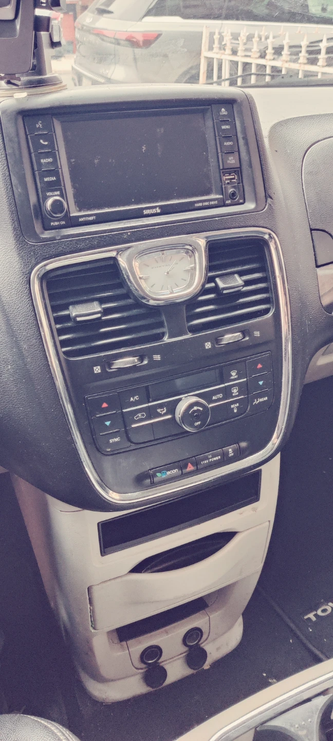 Used White 2014 Chrysler Town & Country - photo 3