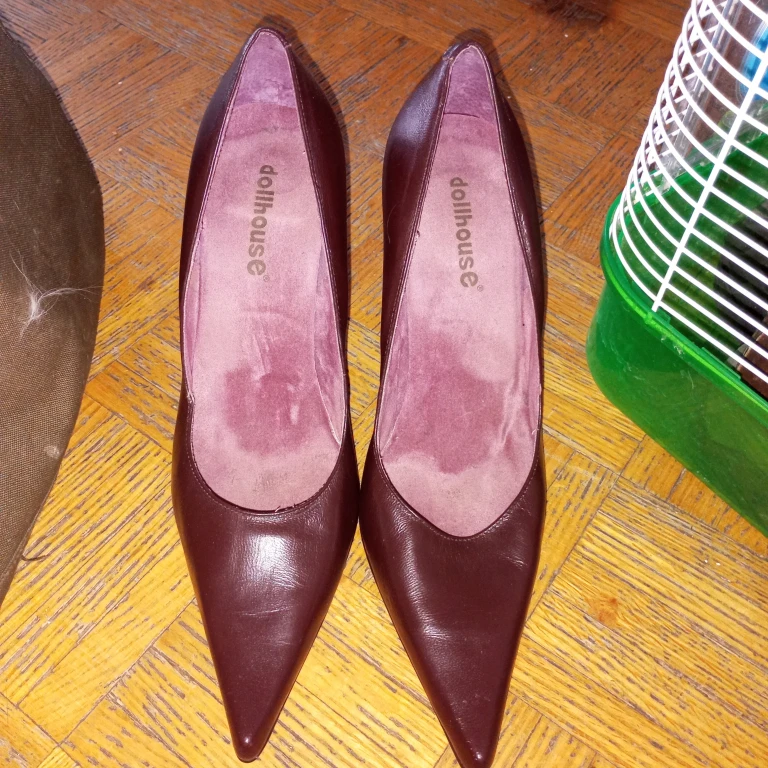 Dollhouse Women's Burgundy Pointed Toe Heels