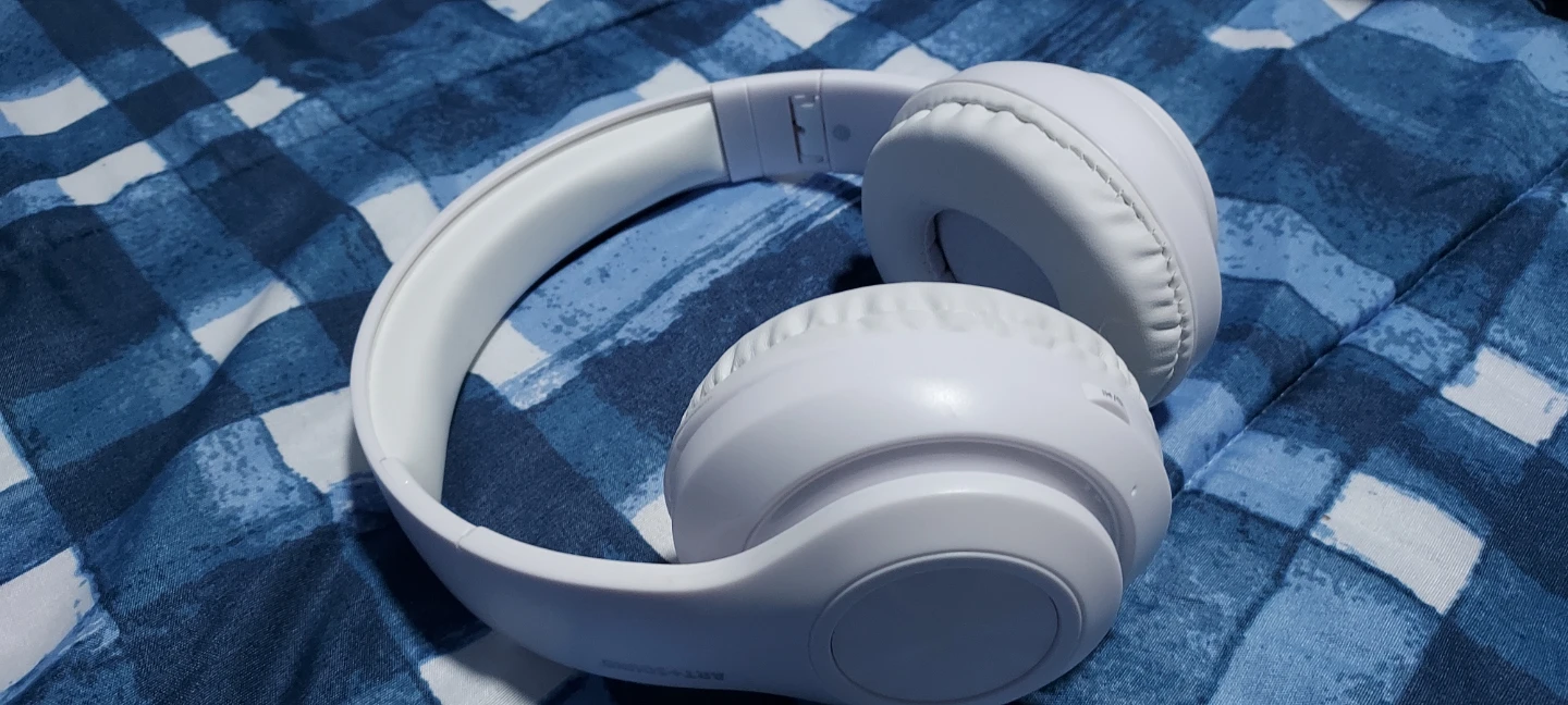 White Wireless Headphones with Charger - photo 3