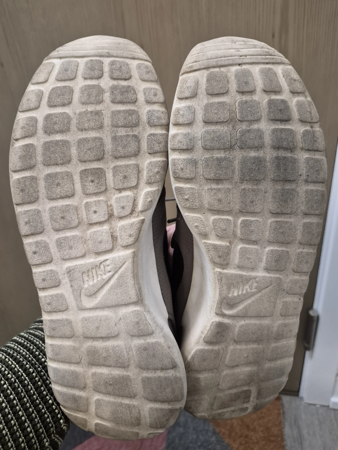 Nike Roshe One Shoes - US 9 - photo 5