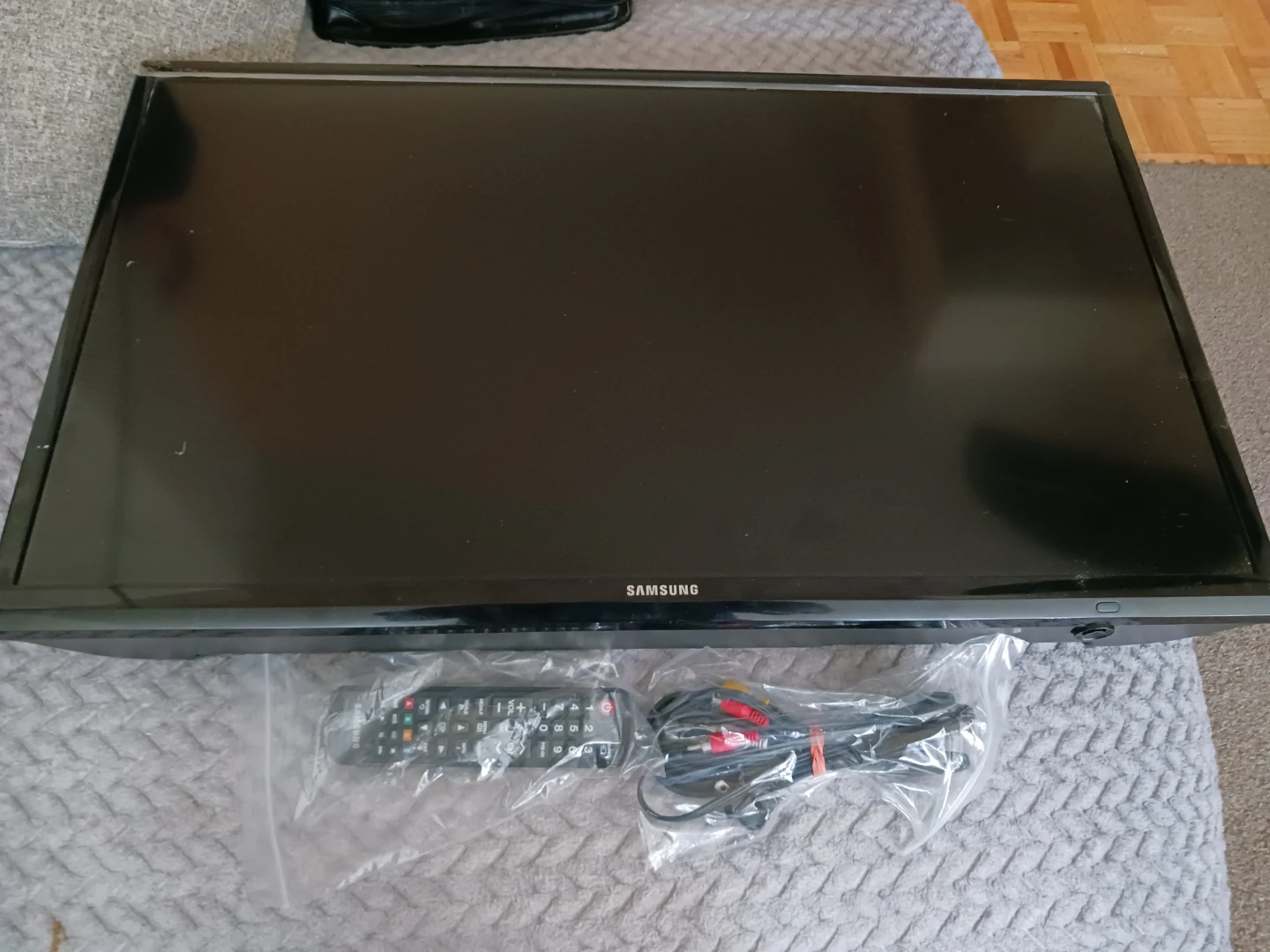 27" Samsung Flat Screen TV with Remote and Cables NO BaSE