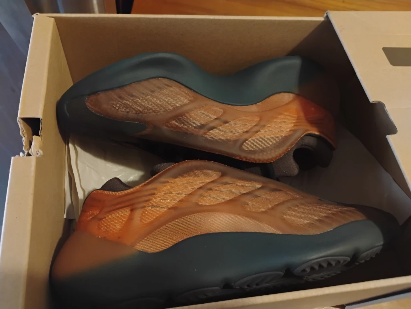 Yeezy 700 V3 Copper Fade 6.5 - photo 4