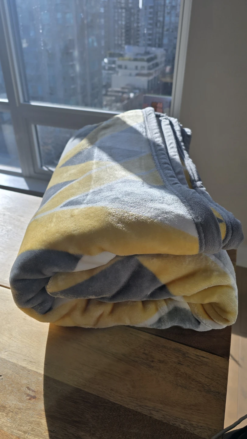 Cozy Geometric Fleece Throw Blanket