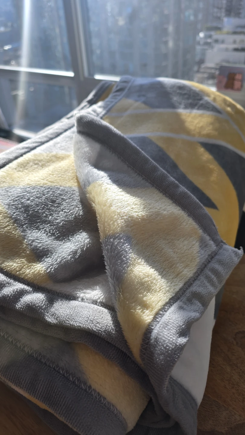 Cozy Geometric Fleece Throw Blanket - photo 2