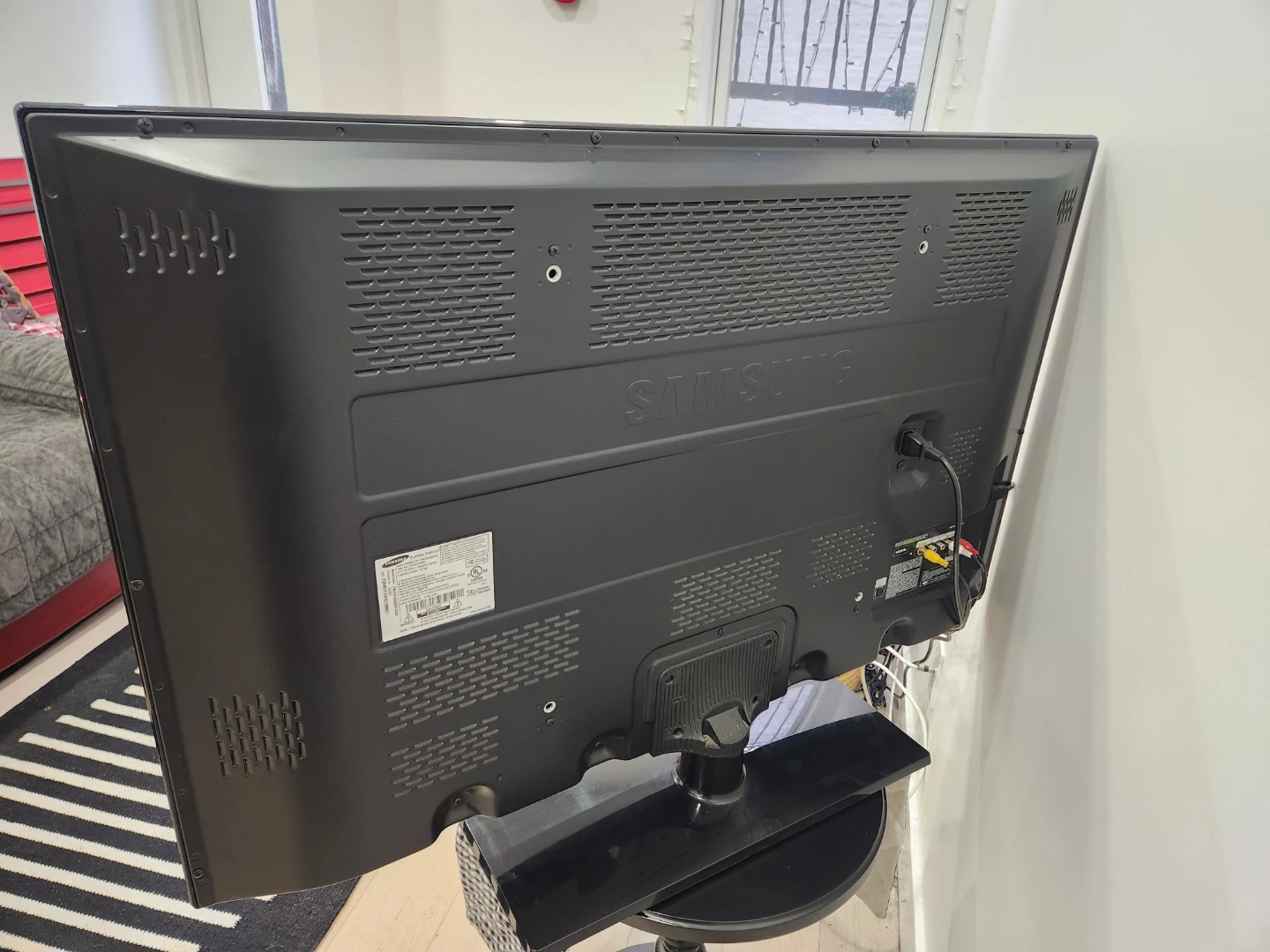 Samsung 46 inch Flat Screen TV - photo 3