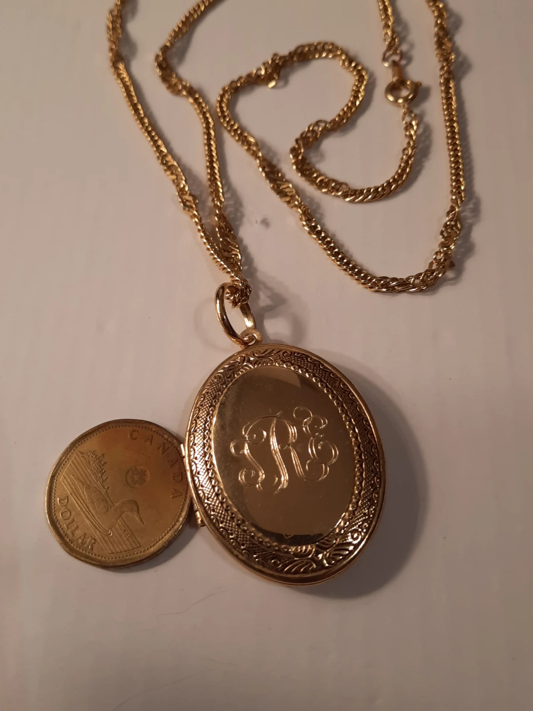Gold plated vintage large locket in ling chain - photo 3