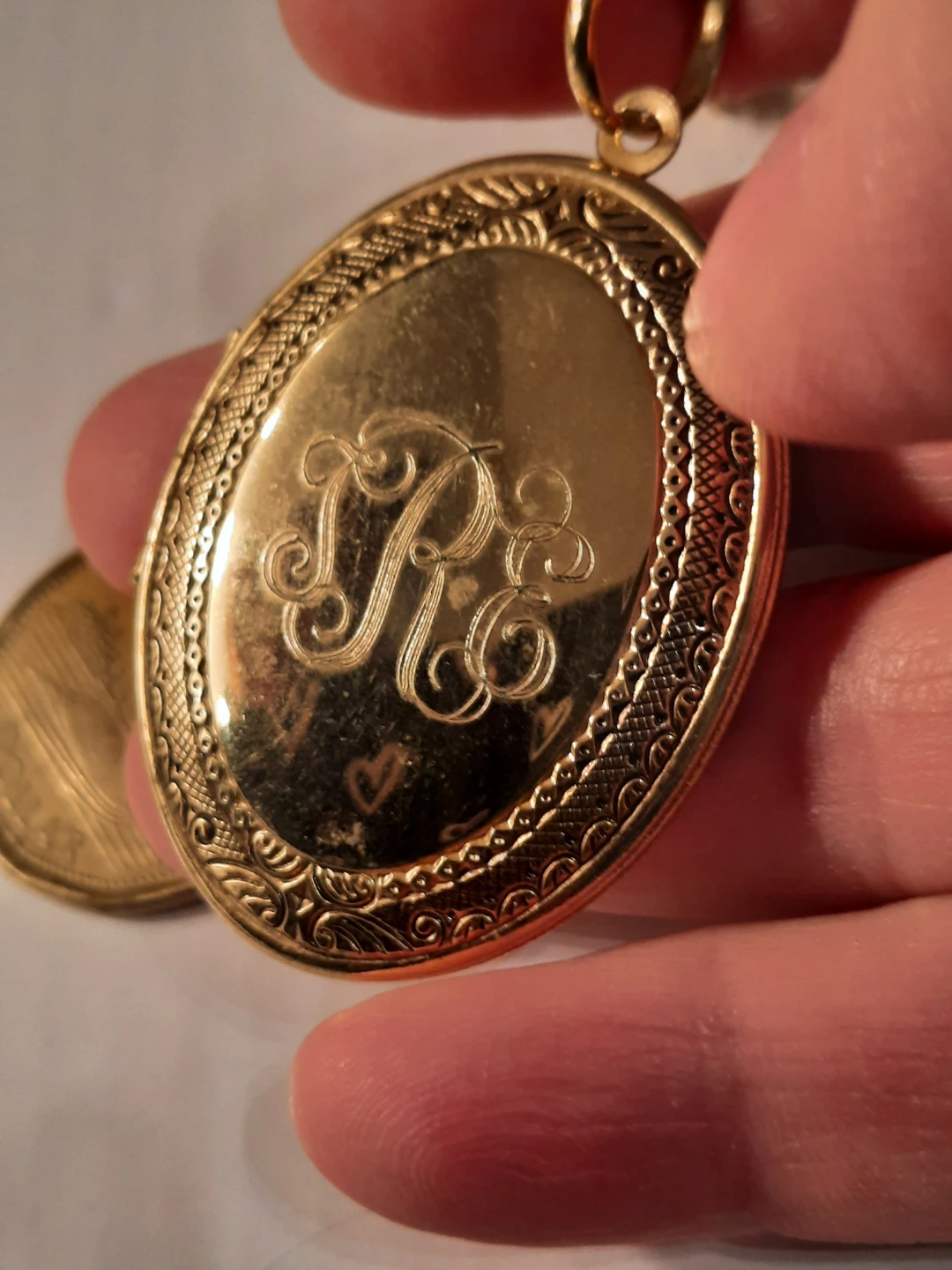 Gold plated vintage large locket in ling chain - photo 5