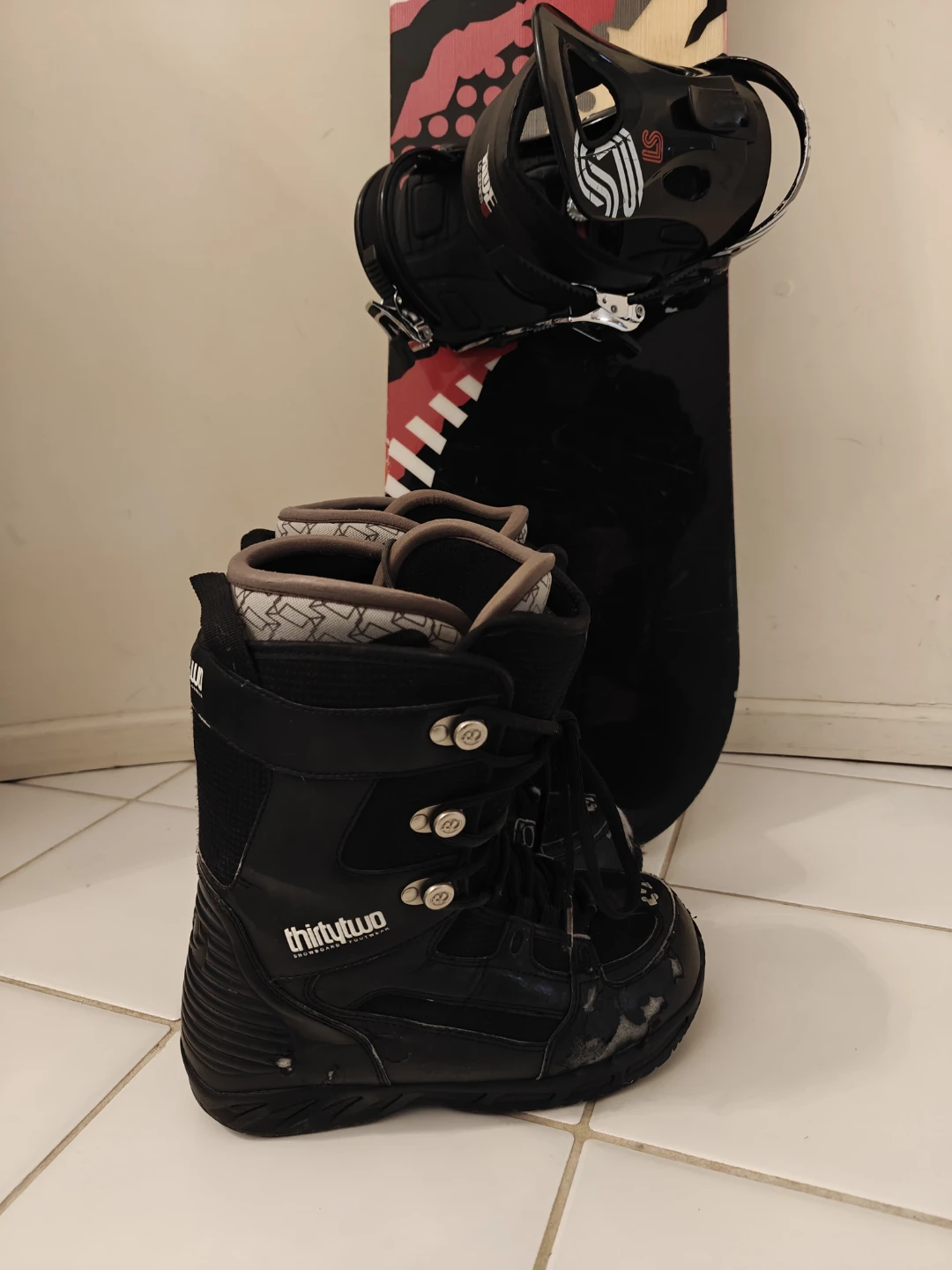 K2 Snowboard 158 + Size 10 boots - photo 2