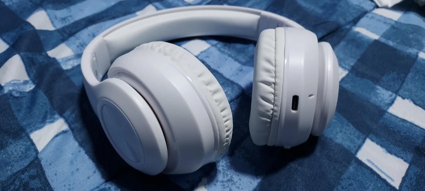 White Wireless Headphones with Charger - photo 4