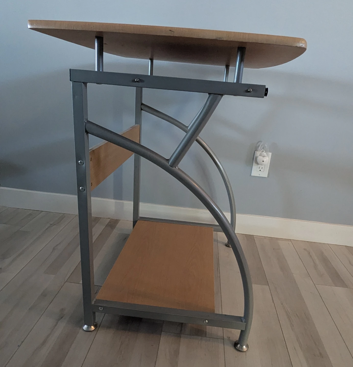 Computer Desk with Pull-Out Keyboard Tray