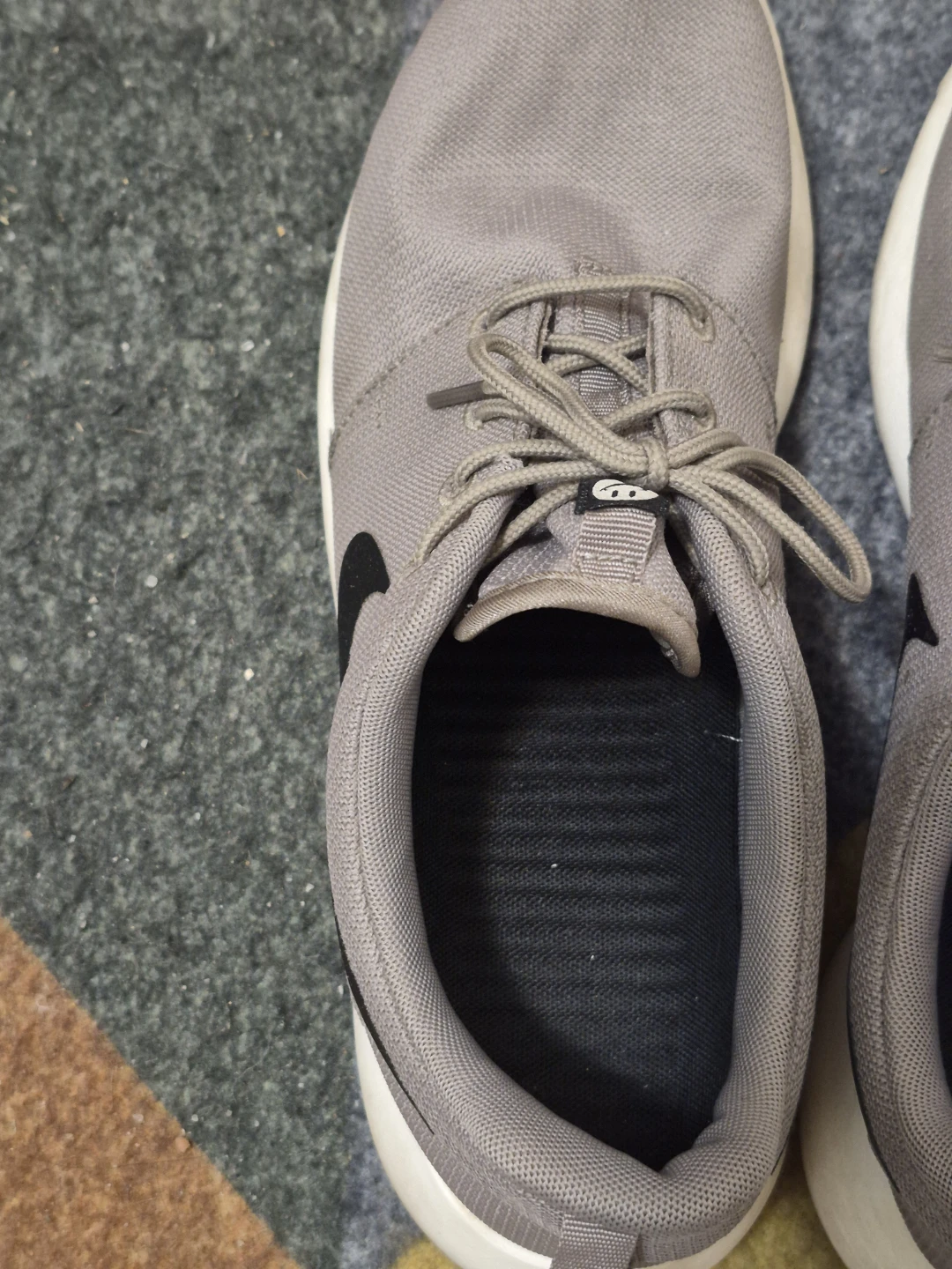 Nike Roshe One Shoes - US 9 - photo 3