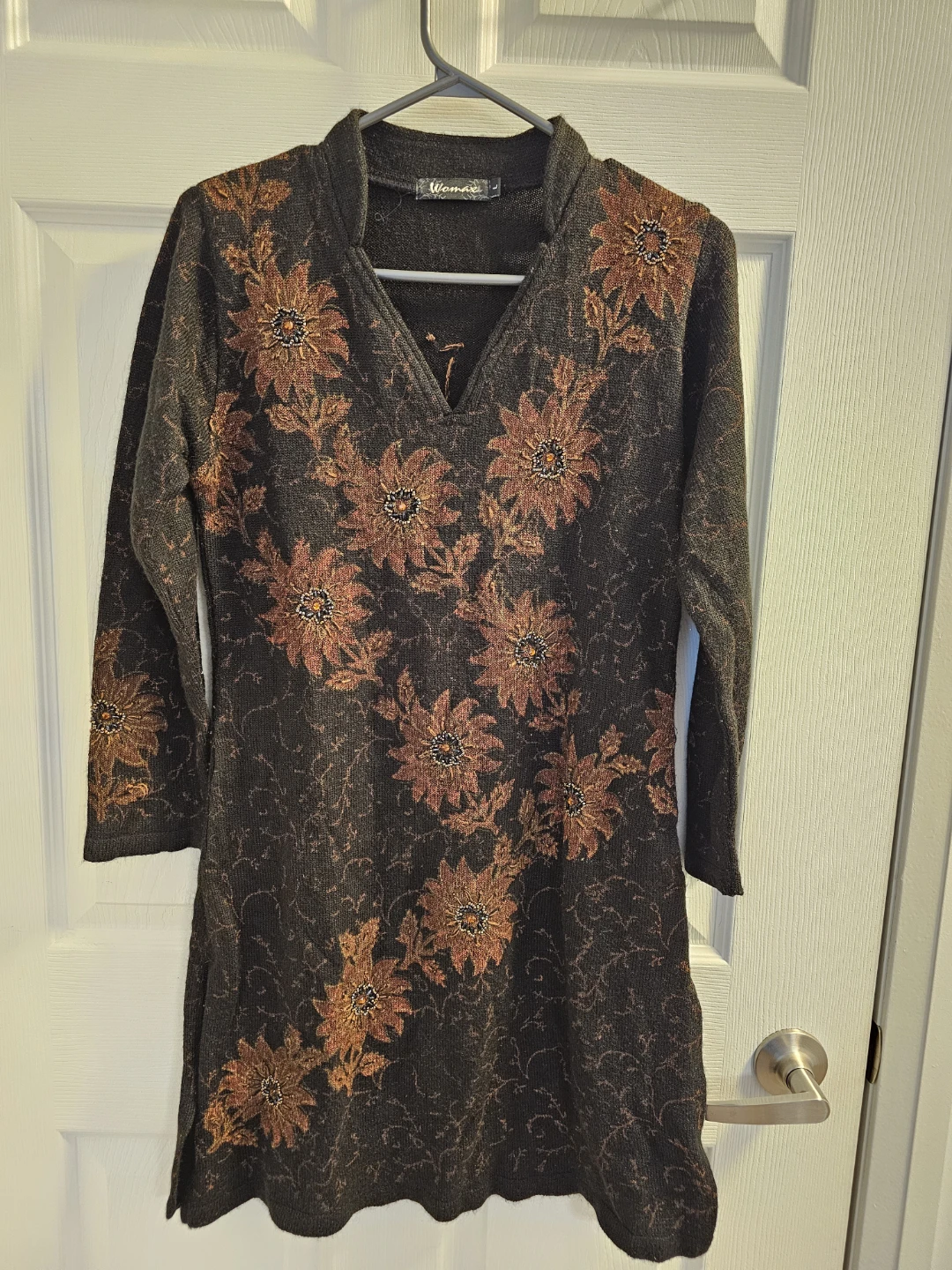 Woman's warm long-sleeve tunic with floral embroidery
