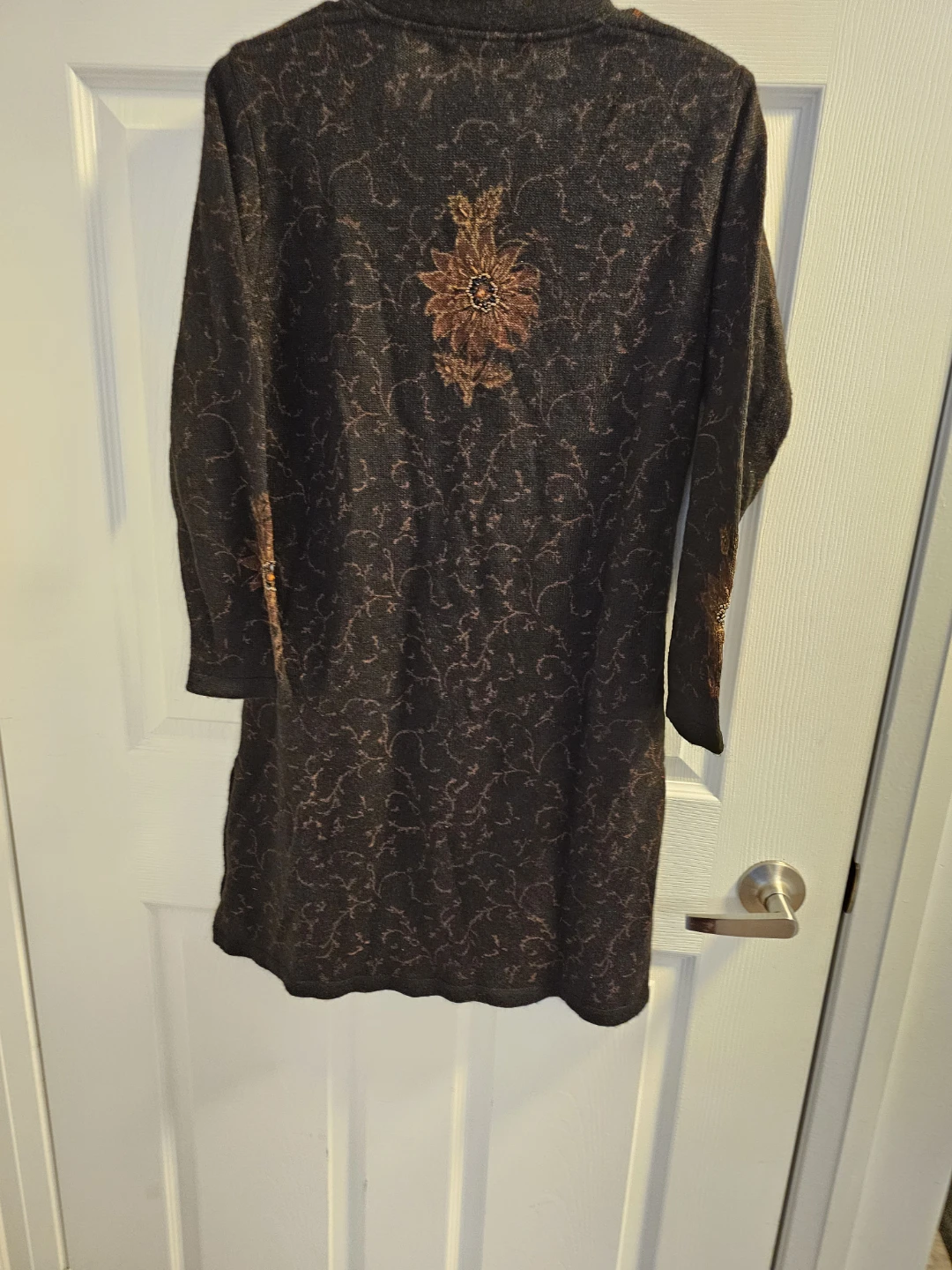 Woman's warm long-sleeve tunic with floral embroidery - photo 5