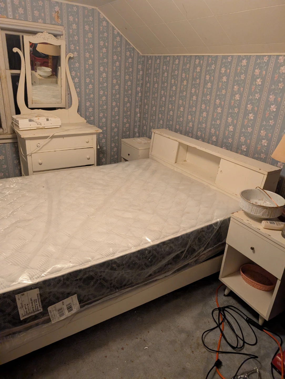 Bedroom Set - Bed, Dresser, Nightstands