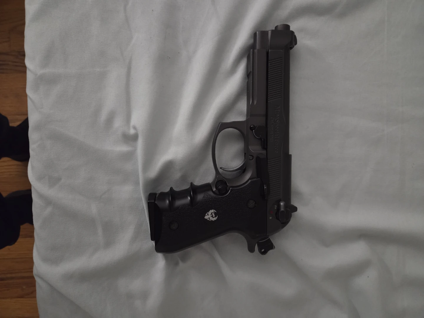 Toy replica gun. Does not fire. NOT A FIREARM - photo 2