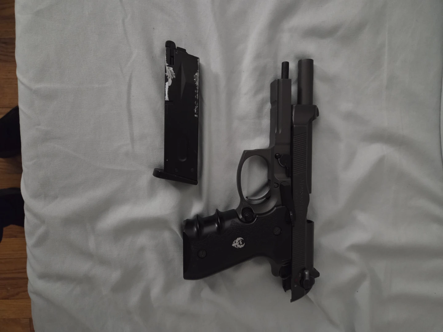 Toy replica gun. Does not fire. NOT A FIREARM - photo 3