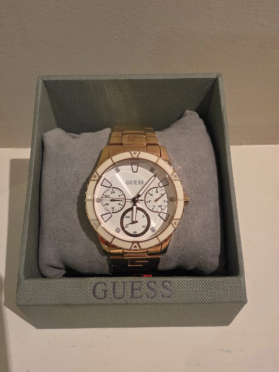 Guess Gold & White Ladies Watch - New in Box! - photo 2