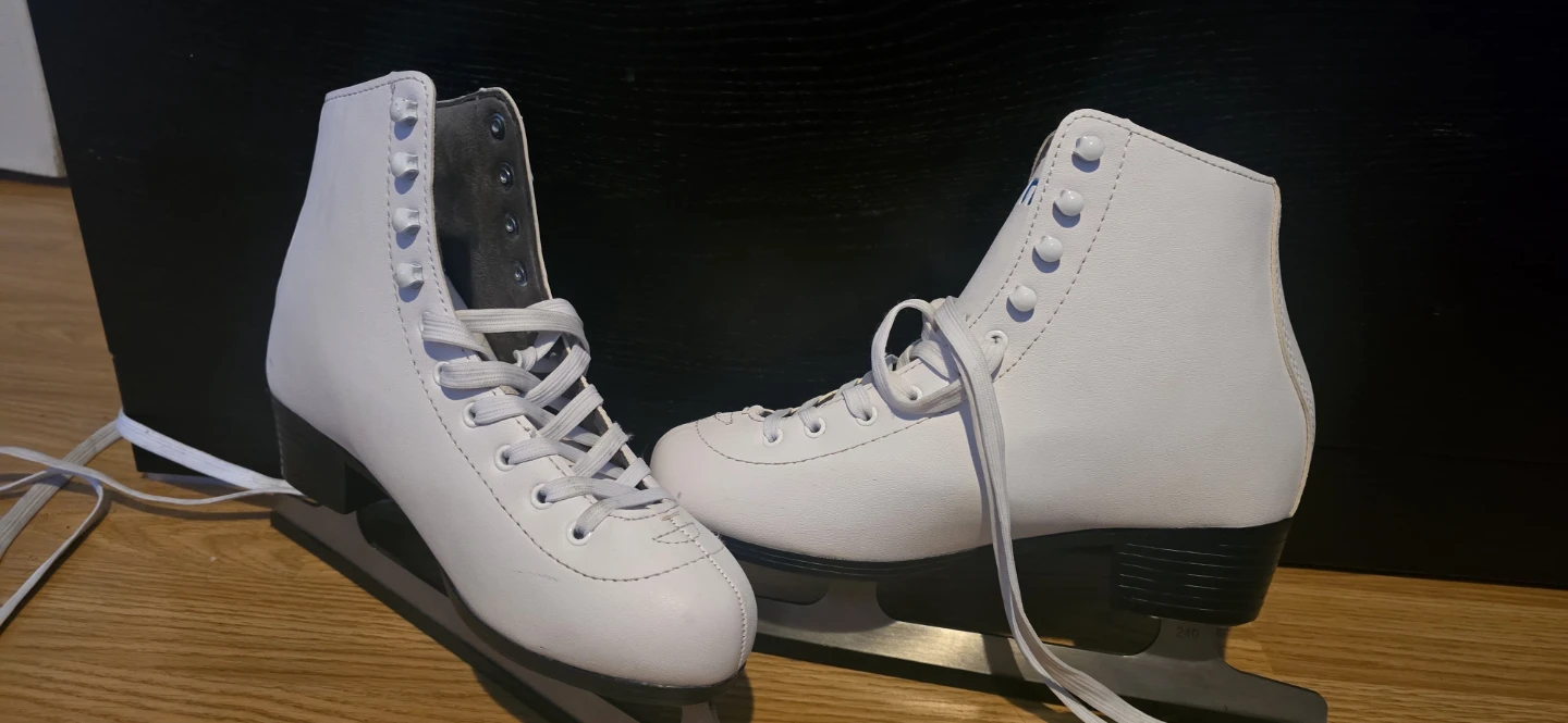 Figure skates women's size 7 ice skates