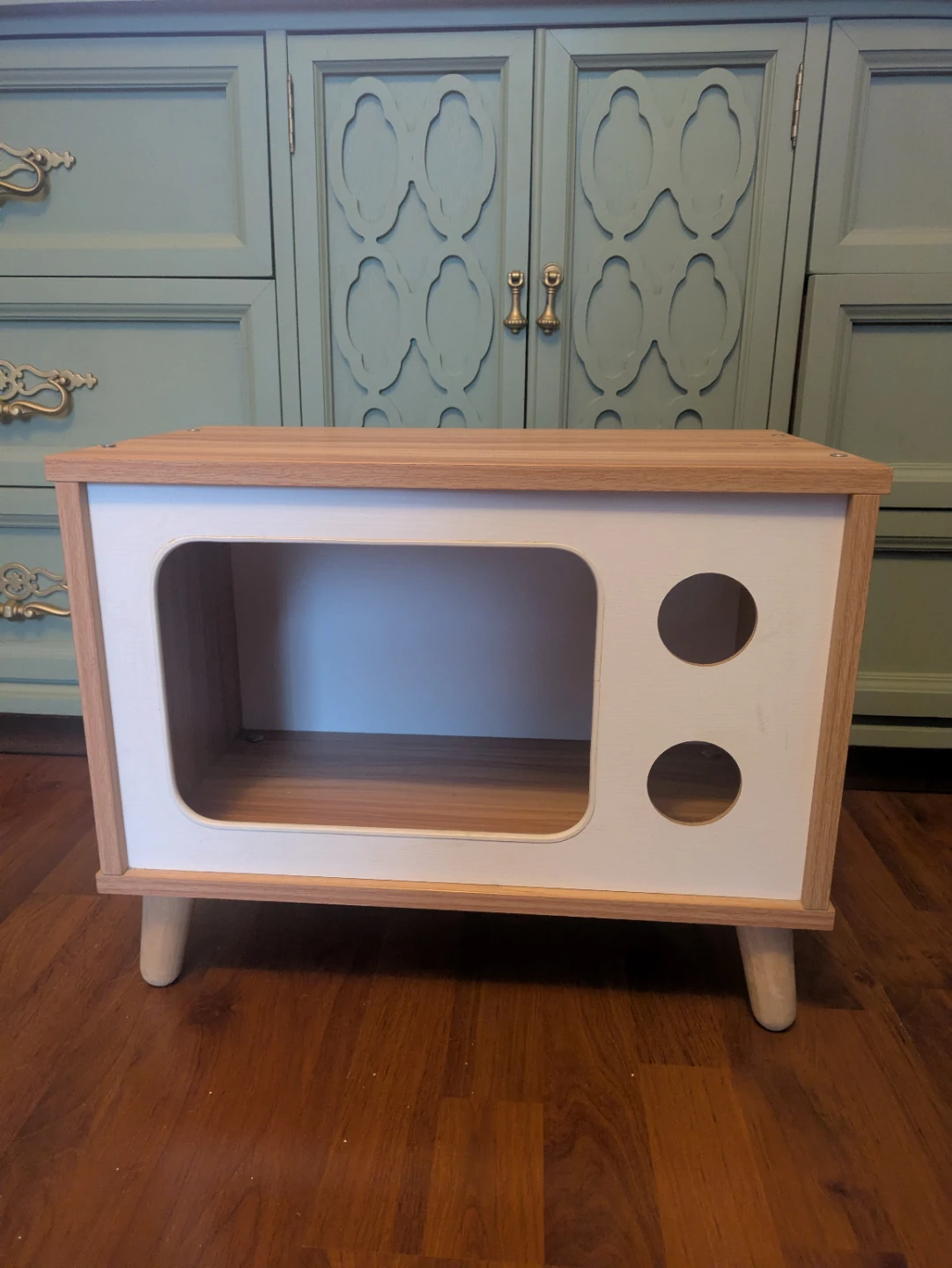 Retro Style Pet Bed Side Table 🥕