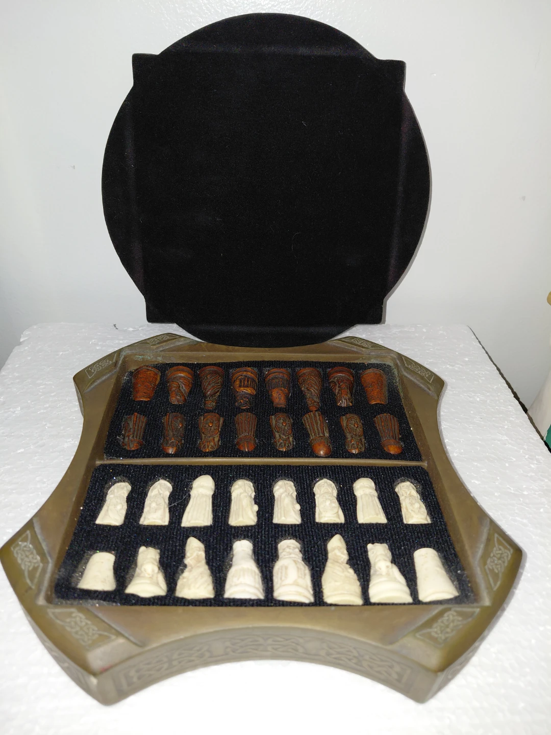Vintage small Chess Set 8.75" x 8.75" - photo 2