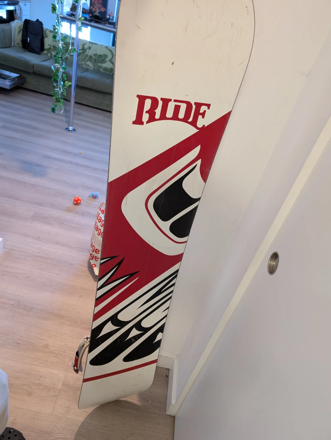 Ride Snowboard with Size 11 Boots, Bindings, Goggles and Beanie