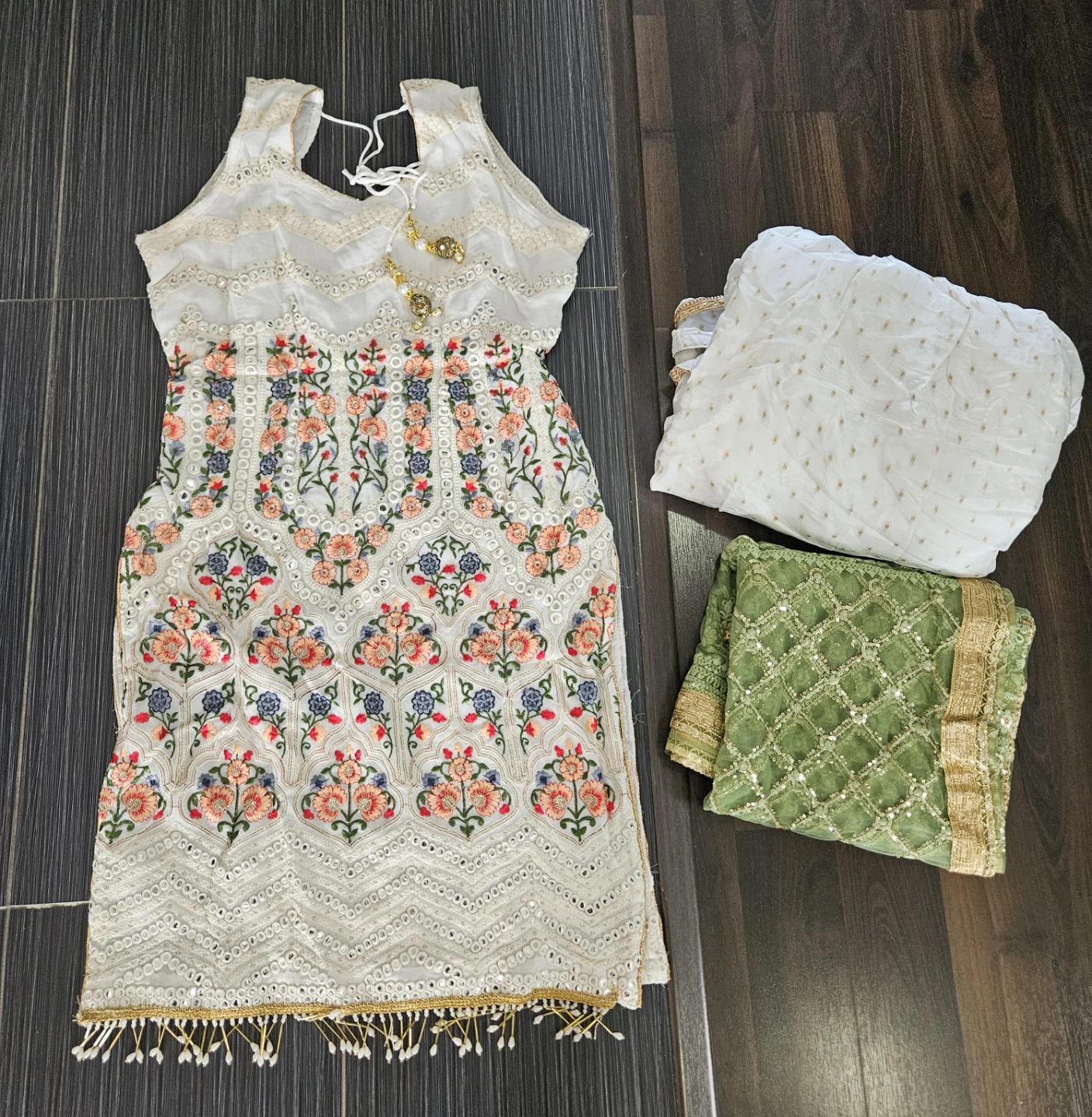 Floral Embroidered Indian Outfit - photo 2