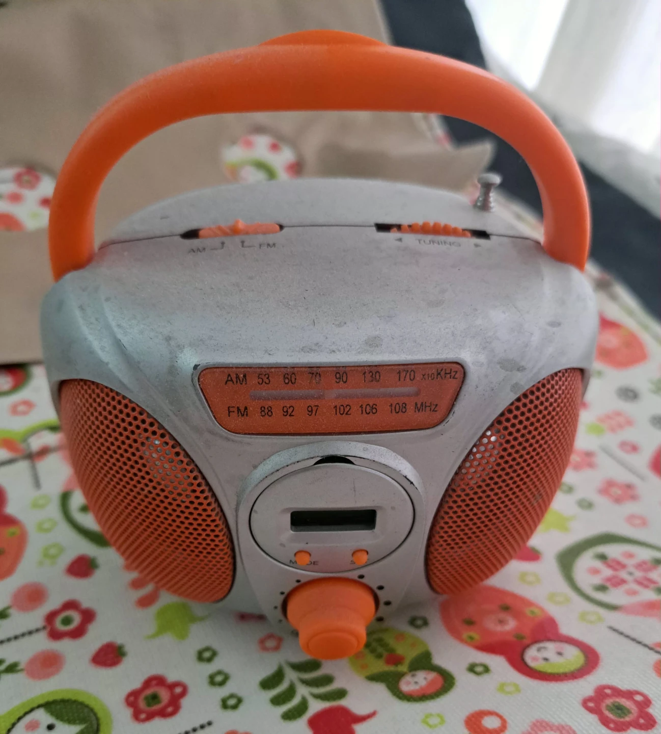 Portable AM/FM Radio with Handle