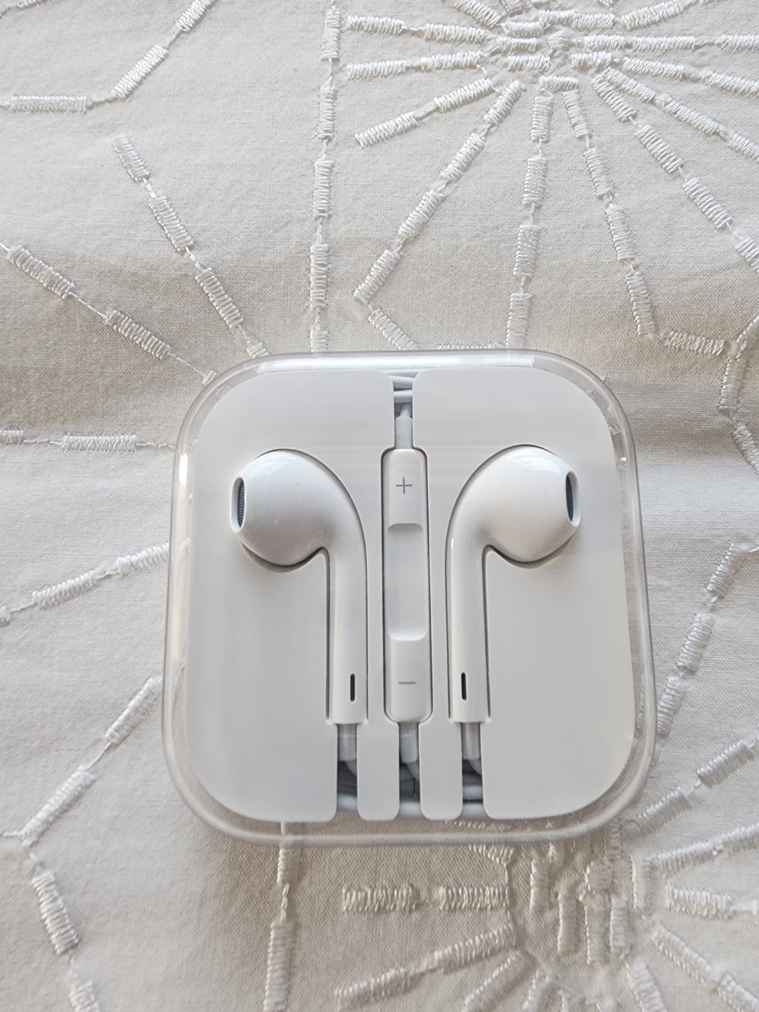 New Apple EarPods with 3.5mm Headphone Plug