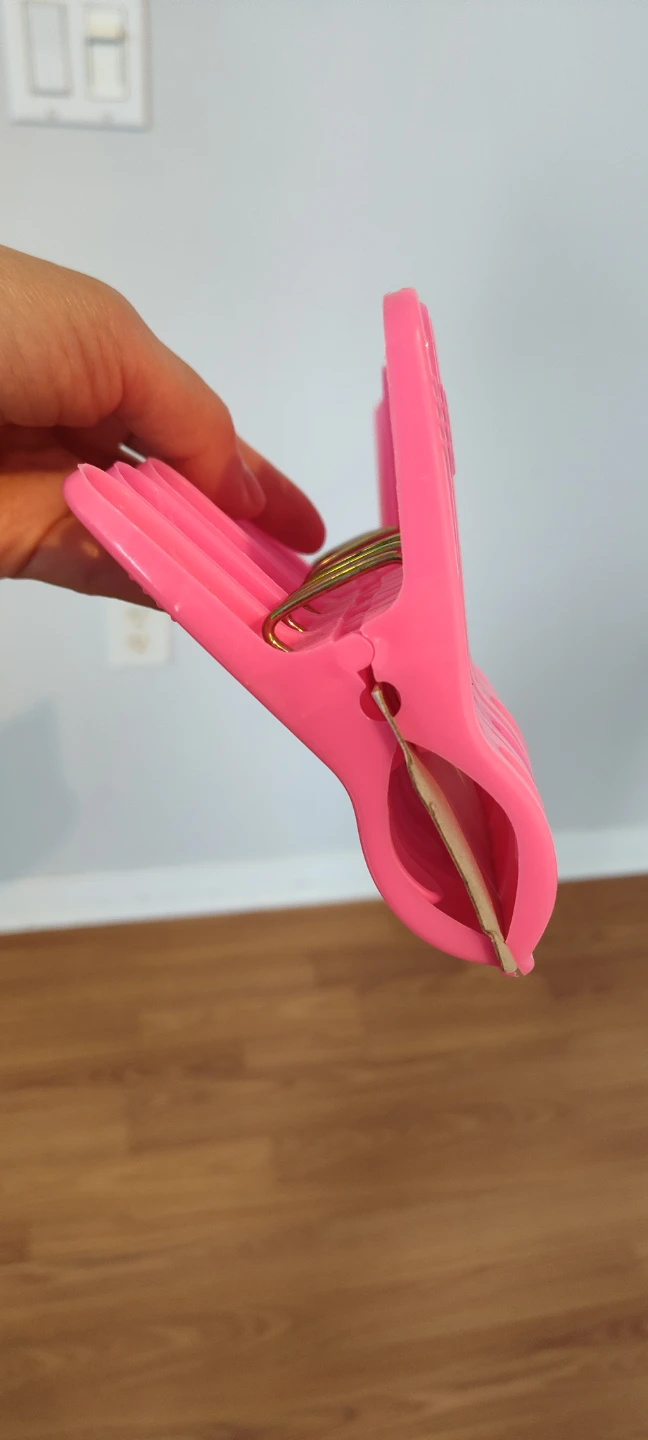 Pink Plastic Clothes Pegs (10) - photo 2