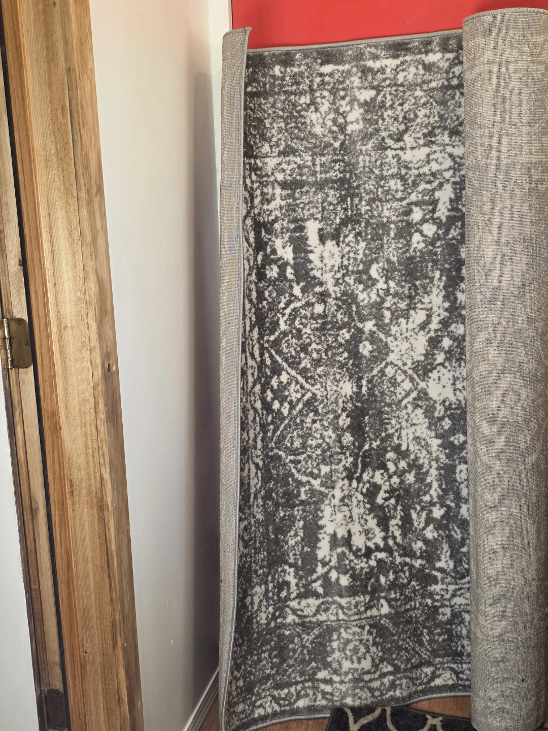 Like New - Azzrug Santorini Collection Grey Rug - photo 4