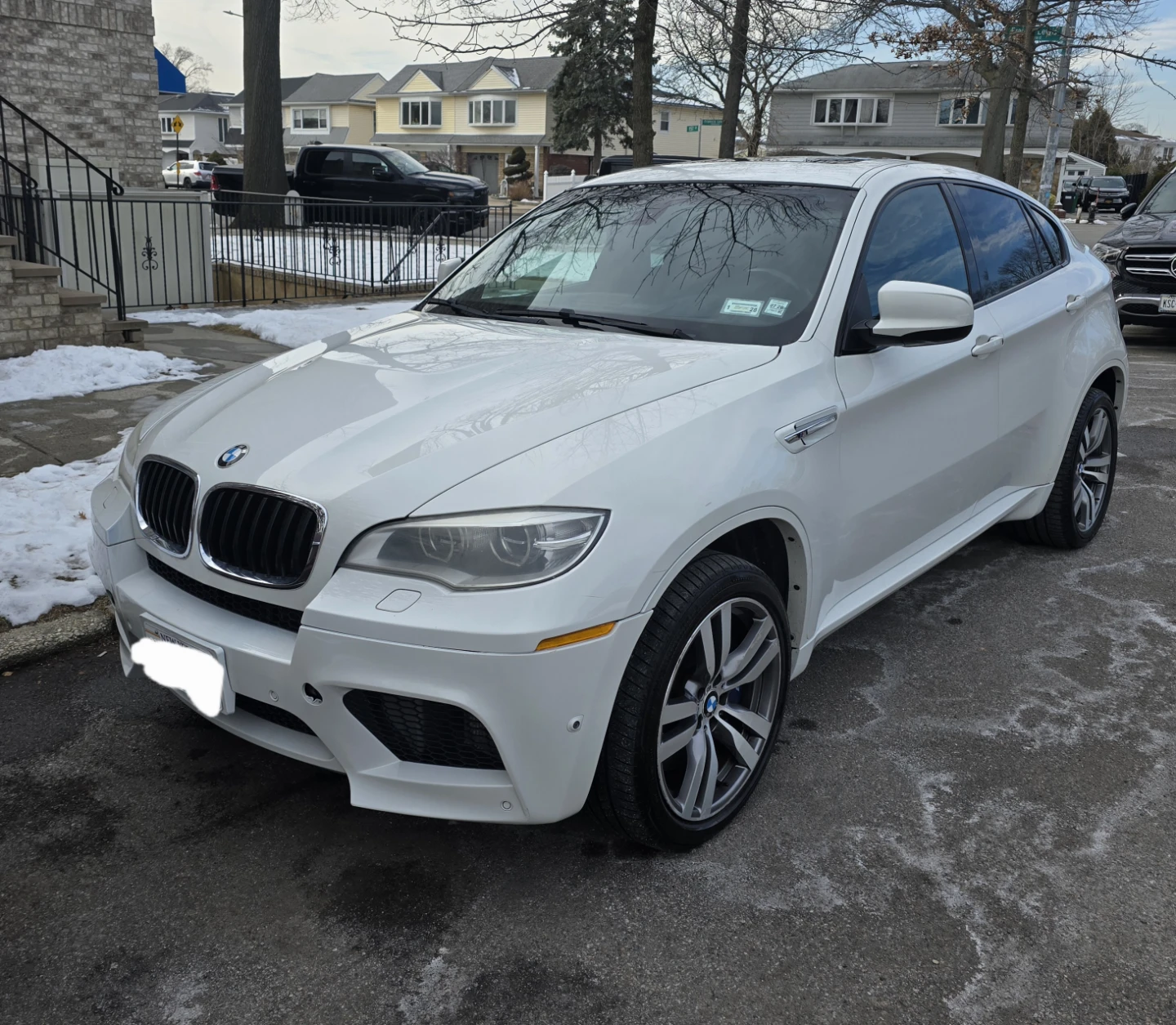 White BMW X6 M