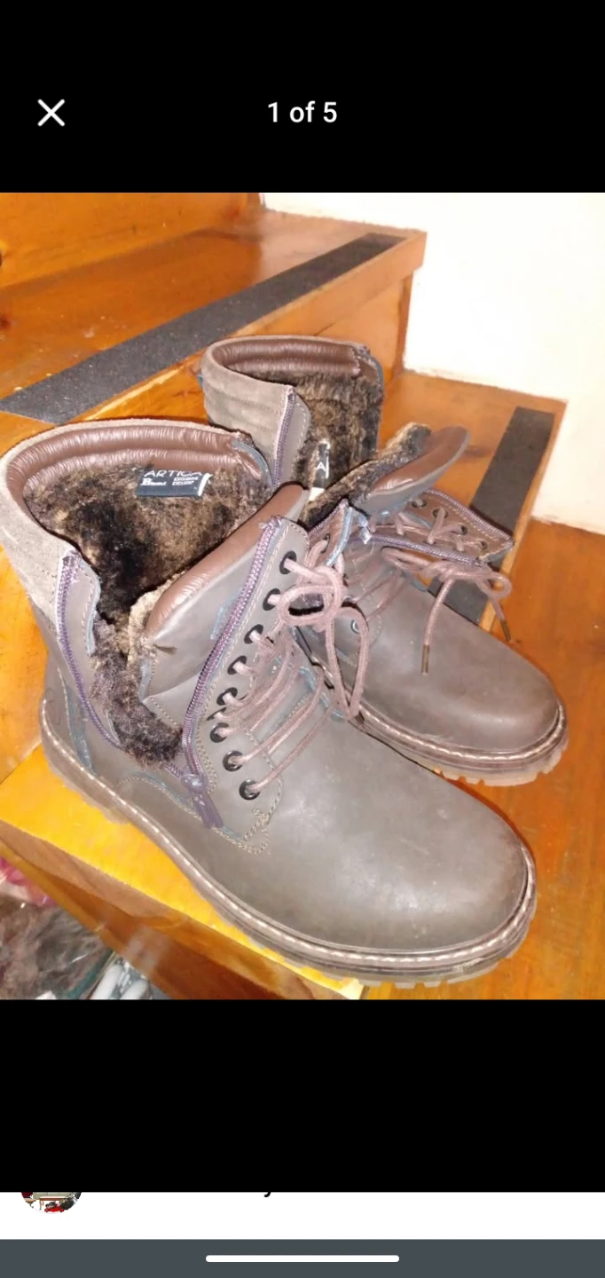 Mens size 9 winter boots from Brown's lined zipper