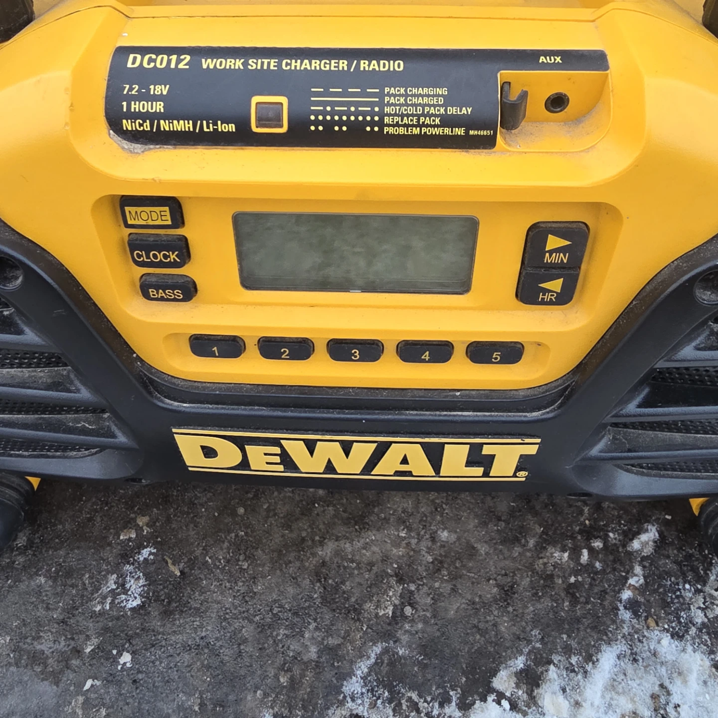 DeWalt DC012 Work Site Charger / Radio - photo 2