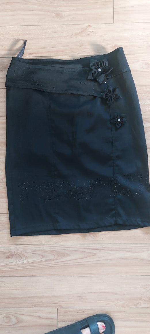 Black Skirt with Floral Detail - photo 2