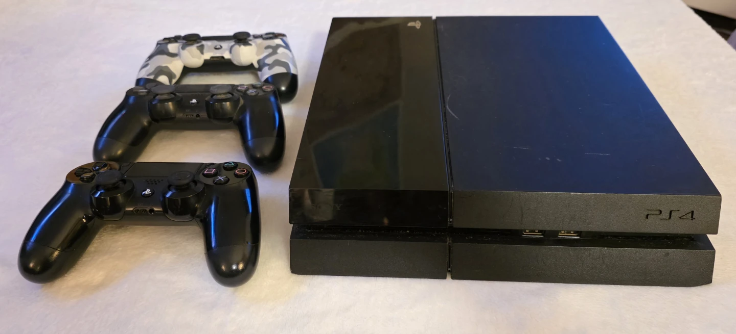 BROKEN PS4 Console with 3 Controllers - photo 2
