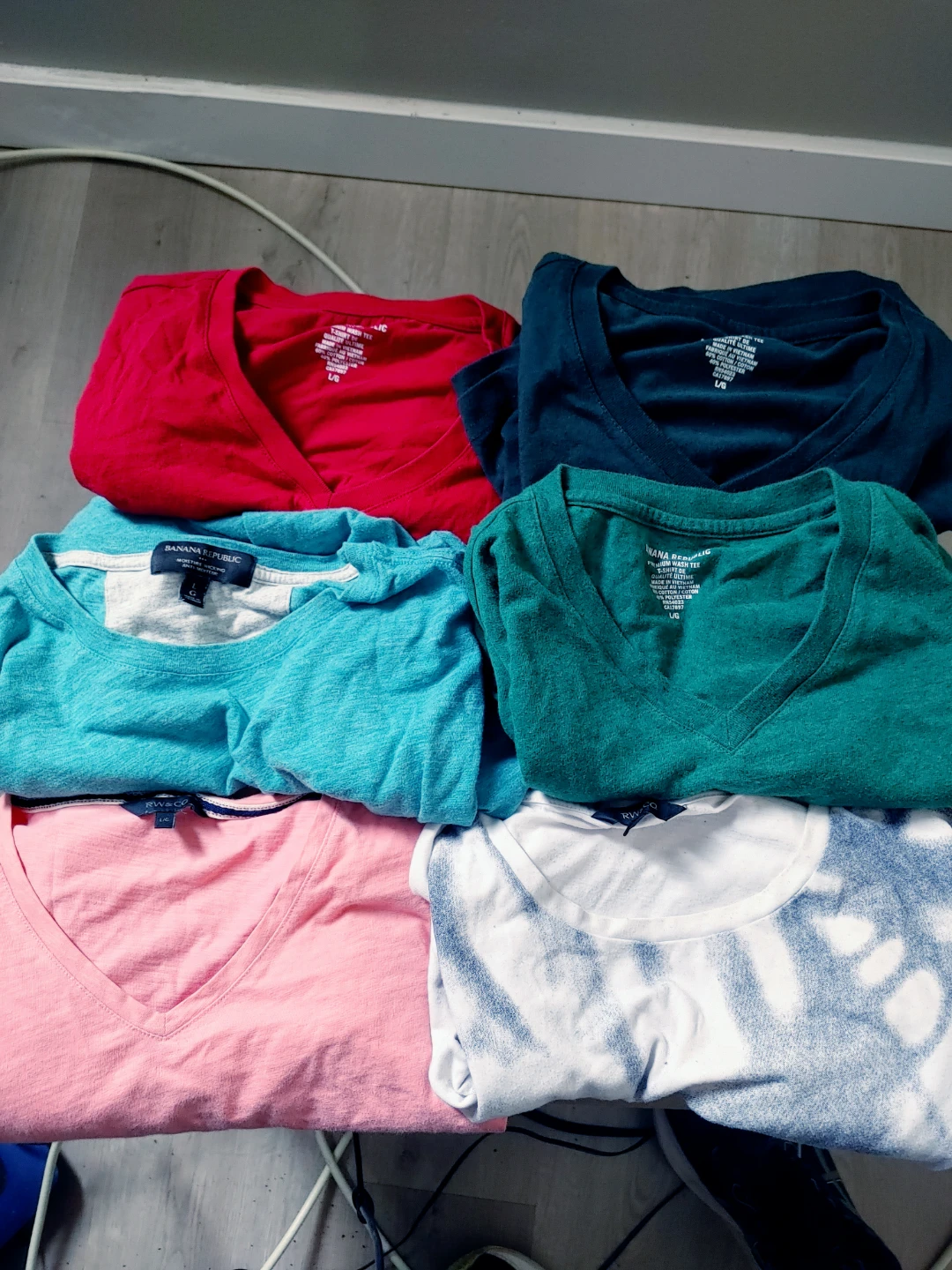 4 Banana Republic and 2 R&W Men Large T-Shirtd