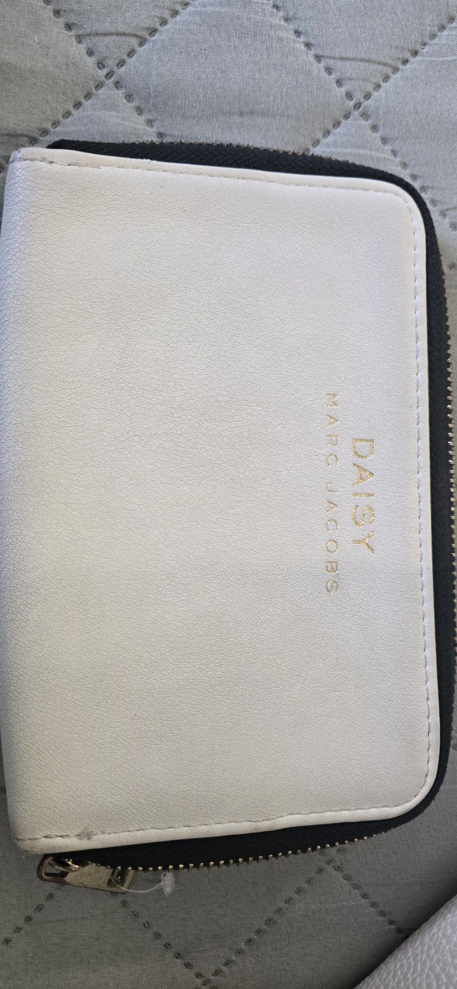 Marc Jacobs Daisy passport wallet