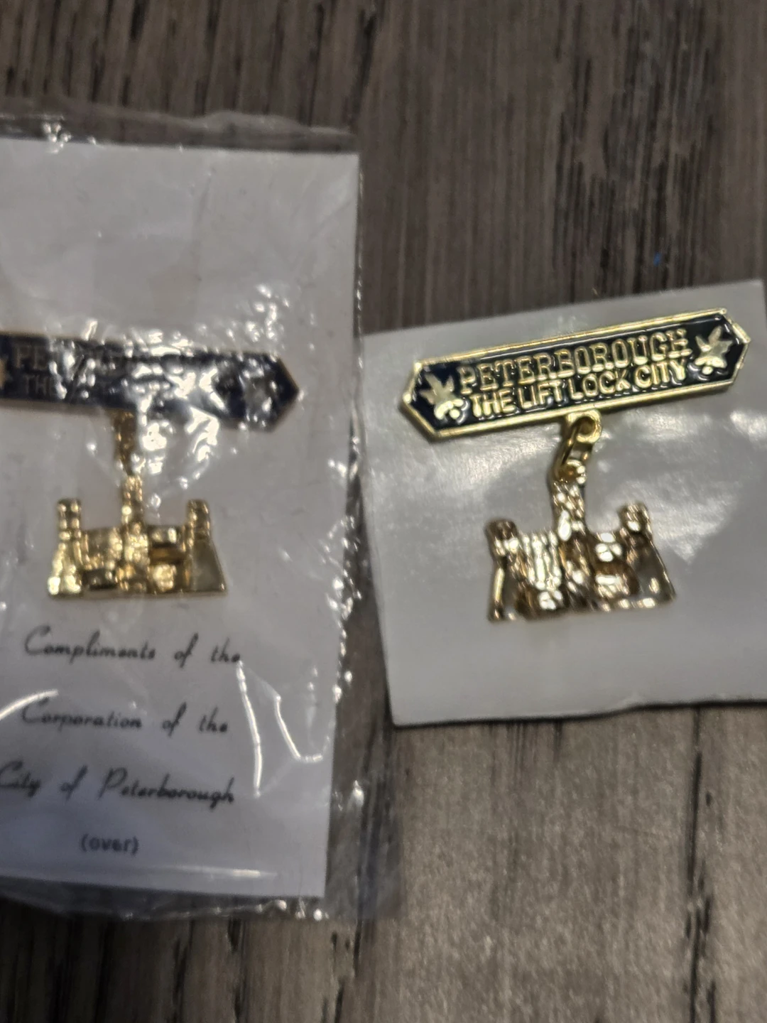 2 Vintage Peterborough Lift Lock City Pin - photo 2