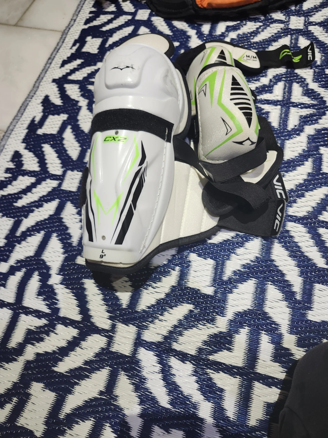 VIC CX2 Hockey Shin Guards - Size Large