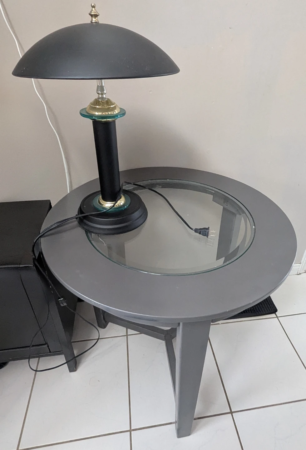 2 Tables with free lamp
