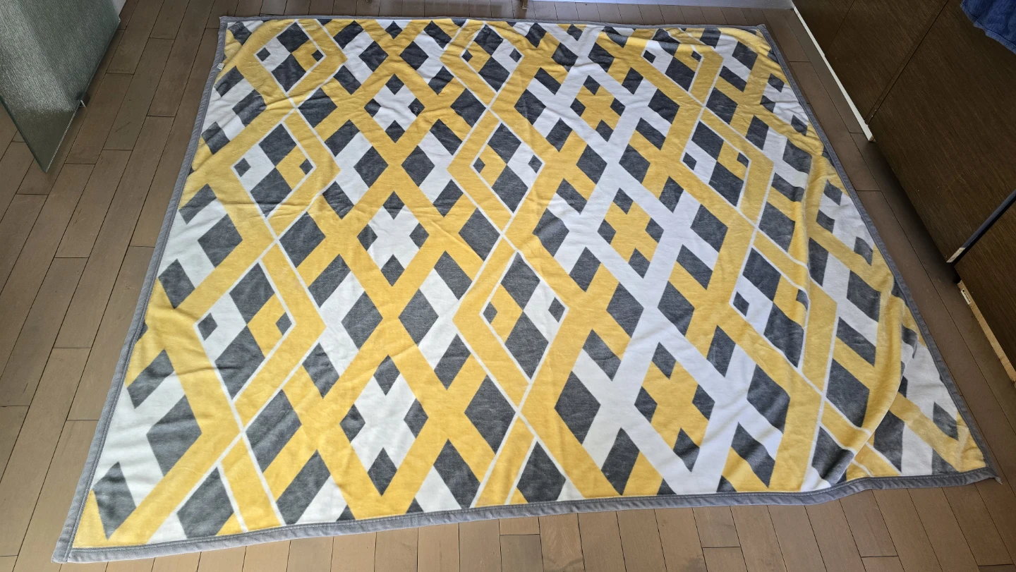 Cozy Geometric Fleece Throw Blanket - photo 3