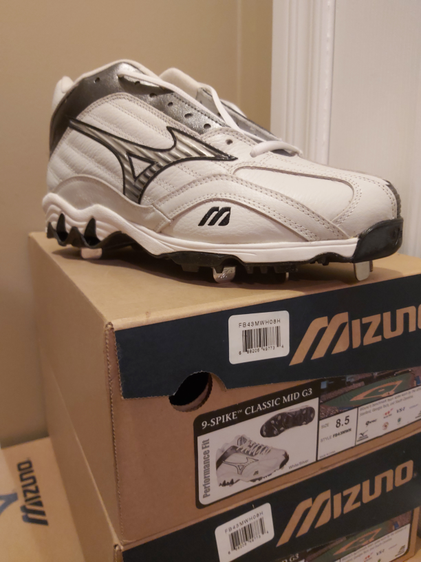 NEW Size 8.5 Mizuno 9-Spike Classic Mid G3 Baseball Cleats