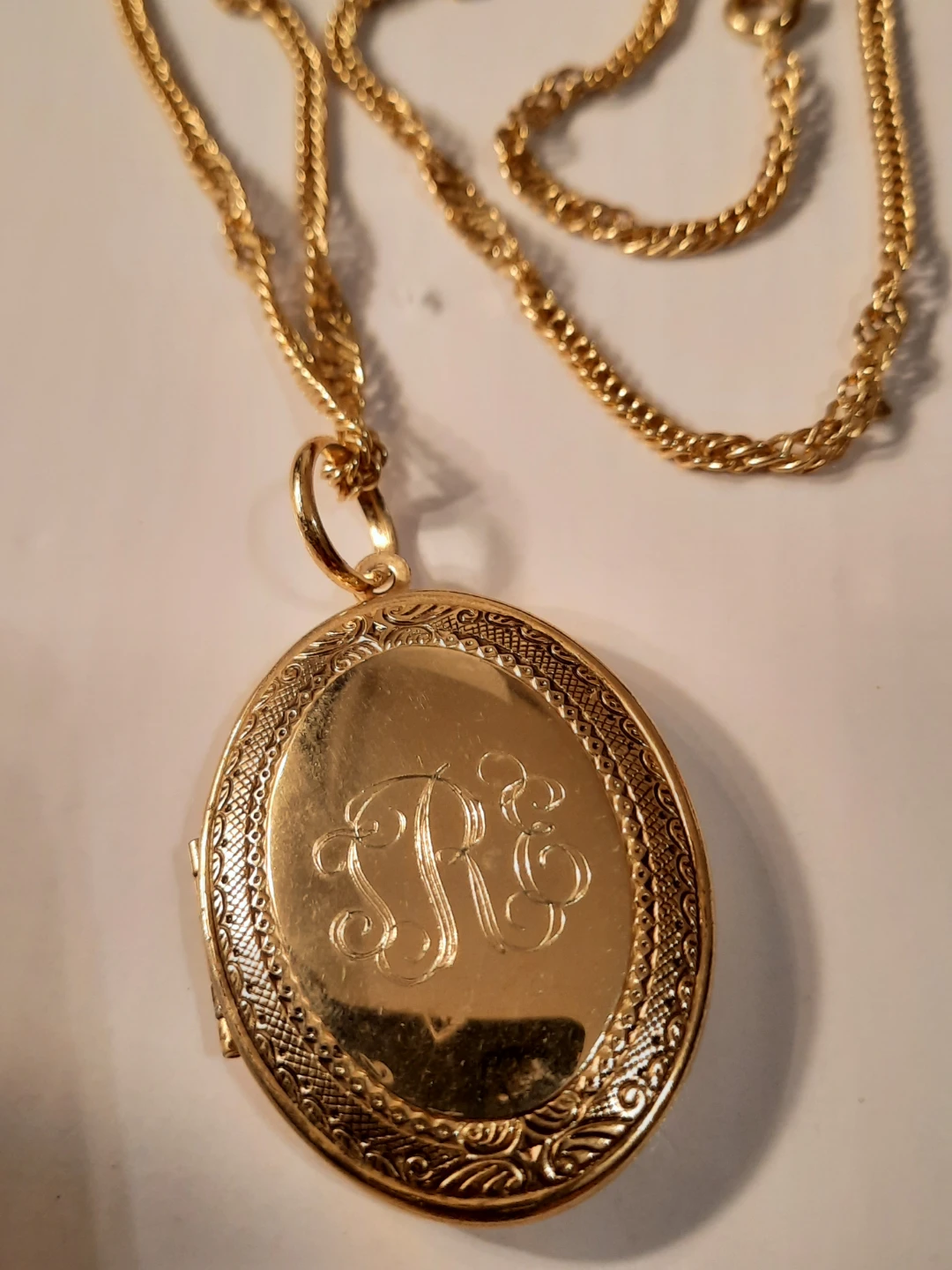 Gold plated vintage large locket in ling chain