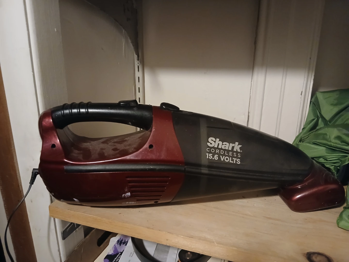 Shark Cordless 15.6 Volts Handheld Vacuum