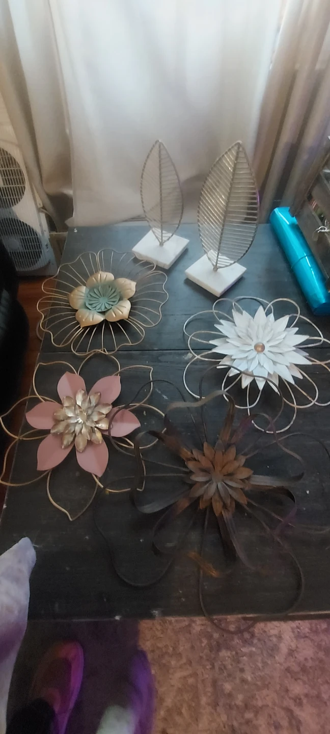 Set of 4 Metal Flower Wall Art & 2 Leaf Sculptures