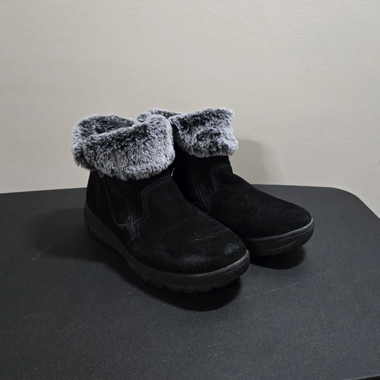Size 10M Khombu Black Suede Winter Boots