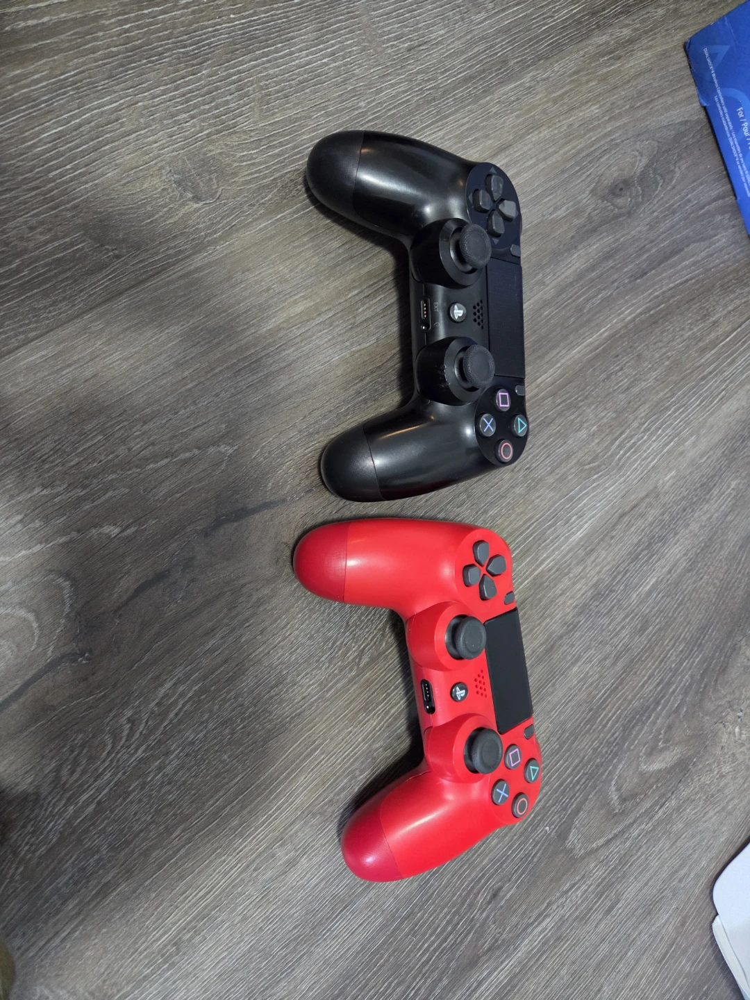 PS4 Dualshock Controllers (black & red) & Charging Station - photo 2